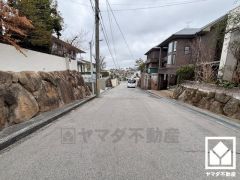 前面道路幅員約6.9mとゆったりとした広さがあるのでファミリーカー等の車の出入れも楽にできます。