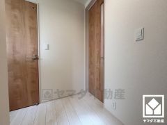 シンプルで洗練された玄関スペース。帰るたびにホッとできる、心地よい住まいの入り口。