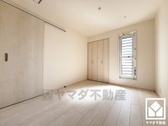 吊り下げ式の室内物干しがあり、天候に関係なくお洗濯物を干していただけます。花粉・黄砂の多い日も安心です。