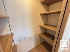 パントリーは稼働棚になっており整理整頓がしやすい設計です。食品のストックや食器等もすっきり片付けることができます。