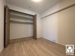 約4.5帖の洋室です。全居室にクローゼットがございますので、お部屋の広さを最大限に活用できます。