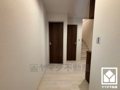 シンプルで洗練された玄関スペース。帰るたびにホッとできる、心地よい住まいの入り口。