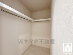 収納力豊富なウォークインクローゼット付き。季節の荷物、趣味の道具や日用品のストックなども収納可能。