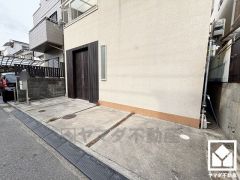 阪急電鉄神戸線「園田」駅まで徒歩約10分、JR福知山線「塚口」駅まで徒歩約23分の立地。2沿線利用可能で、毎日の通勤・通学だけでなく、休日のお出かけまで利便性に優れています。