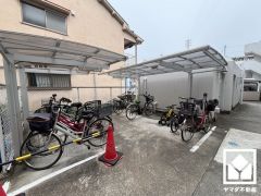 屋根付き駐輪場なので、雨や風、直射日光から自転車を守ることができます。
