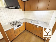 キッチンは空間を有効活用できる壁付けタイプ。L型なので作業動線が最短距離で効率良く動けます。コーナー部分の作業スペースをより広く確保できているのも魅力です。