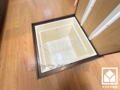 キッチンには床下収納がございます。災害時の非常食や食料品のストックなどを保存できます。