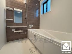 1日の疲れを癒す浴室でゆったりリフレッシュ。ナチュラルな木目調のアクセントパネルは落ち着いた雰囲気を演出してくれます。