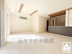 広々18.5帖のLDKが魅力。家族全員がリラックスできる、ゆったりとした快適リビングで温かい団らんの時間を。