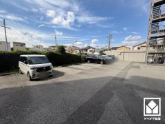 敷地内に駐車場を完備。重い荷物や雨の日の移動もスムーズで、快適なカーライフを実現。空き状況は弊社スタッフまでお気軽にお問い合わせください。