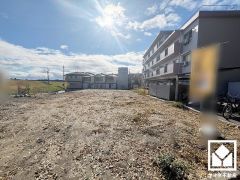 リビング北側の窓はシャッター雨戸付きでセキュリティにも配慮されています。台風などによる飛来物からの保護、また防音・断熱・目隠しなどにも。