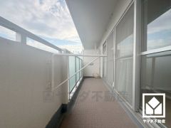 南向きバルコニーで陽当たり、風通し良好。広々としているため、お洗濯物をたっぷりと干す事ができます。