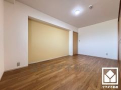 おしゃれなインテリアが映えるデザイン性の高い洋室で、リラックスしたひとときを過ごせます。