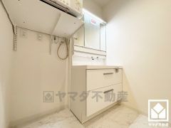 収納付きでスッキリお使い頂ける3面鏡の洗面台です。洗面ボウルが広めなので、忙しい朝でも身支度がしやすく時短になります。