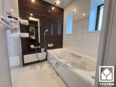 1日の疲れを癒す浴室でゆったりリフレッシュ。小窓が付いているので明るく、こもりがちな湿気もすぐ取り除くことができます。ナチュラルな木目調のアクセントパネルは落ち着いた雰囲気を演出してくれます。