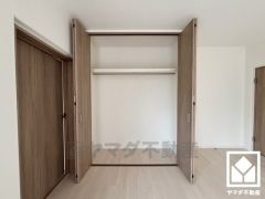 新たに家具を買わなくても良いので、ハンガーパイプ付きのクローゼットは嬉しいですね。奥行きがあるので、収納力も申し分ありません。