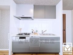 キッチンは空間を有効活用できる壁付けタイプ。調理に手間がかかりがちな肉や魚を、短時間でサッと焼き上げることができるグリル付き。