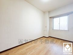 大きな窓からは明るい光が降り注ぎます。柔らかな光が差し込むお部屋で、快適で落ち着いた生活をお送りいただけます。