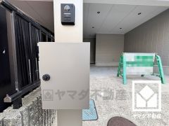 ダイヤル錠付きのスタイリッシュなポストが設置に交換済みです。