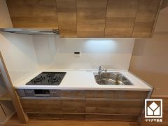 キッチンは空間を有効活用できる壁付けタイプ。換気効率が高くお手入れもしやすいスリム型のレンジフードを完備。スッキリとしたスタイリッシュなデザインも魅力の一つです。