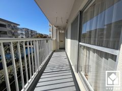 南北両面バルコニーで陽当たり、風通し良好。バルコニーが2か所ございますので、お洗濯物をたっぷりと干す事ができます。