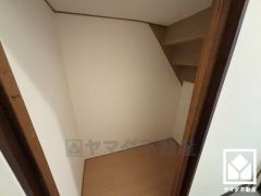 空間を無駄なく活用、階段下の賢い収納。日用品のストックや季節の荷物、趣味の道具などもしっかり収納。