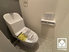 明るく清潔感溢れるトイレです。2連トイレットペーパーホルダーなのでお取替えの手間が軽減できます。