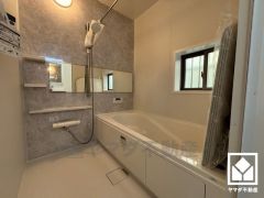 浴室1坪以上でゆったり足が伸ばせるので、毎日の疲れを癒やすバスタイムを実現。小窓が付いているので明るく、こもりがちな湿気もすぐ取り除くことができます。