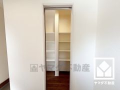 玄関にはたっぷり収納できるシューズクロークを完備。家族の靴やベビーカーなどもしっかり収納できるので、玄関がいつも片付き、気持ちよくお客様を迎えられます。