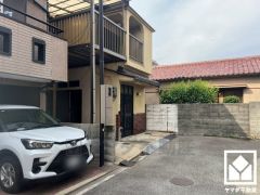 落ち着いた色合いと直線的な美しさが調和した外観。 家族との時間も、自分だけの時間も心地よく過ごせる、 そんな“暮らしの質”にこだわった一邸です。