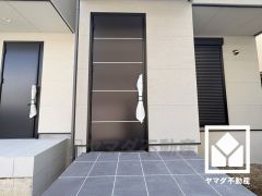 シンプルで洗練された玄関デザイン。帰るたびにホッとできる、心地よい住まいの入り口。