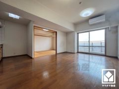 大きな窓があり、明るい陽射しが感じられるリビングです。眺望にも大変優れた、開放感あふれる暮らし。