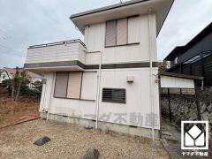 雨戸付きでセキュリティやプライバシーにも配慮されています。台風などによる飛来物からの保護、また防音・断熱効果もあり居住性を高めます。