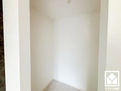 収納力豊富なウォークインクローゼット付き。お洋服はもちろん季節の荷物、趣味の道具や日用品のストックなども収納可能。