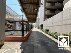 キッチン横には勝手口があり、換気や一時的なゴミ置場としても便利です。昼間は手元が明るく、お料理がはかどります。