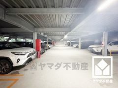 敷地内に駐車場を完備（月額11000円～17000円）。現在、駐車場に空きがございます。空き状況は変動いたしますので、詳細は弊社スタッフまでお気軽にお問い合わせください。