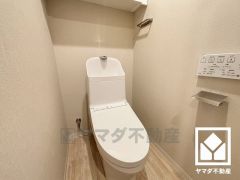 明るく清潔感溢れるトイレです。