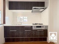 毎日の料理がもっとスムーズになる、便利な3口コンロ付き。調理に手間がかかりがちな肉や魚を、短時間でサッと焼き上げることができるグリルもございます。