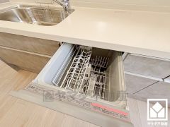 毎日の家事の負担を軽減でき、水道代の節約にもなる食器洗乾燥機付き。