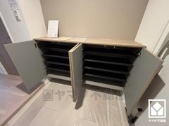 玄関にはシューズボックスを完備。家族の靴もしっかり収納できるので、玄関がいつも片付き、気持ちよくお客様を迎えられます。