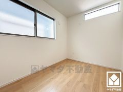 プライバシーに配慮されたすりガラスと高窓付きの明るい洋室で、リラックスしたひとときを過ごせます。