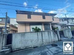 収納力豊富なウォークインクローゼット付き。お洋服はもちろん、スーツケースなどの大物もしっかり収納できます。