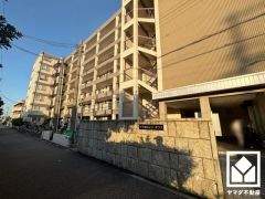 陽光に映える美しい外観。街並みに馴染みながらも、ひときわ目を引く存在感。