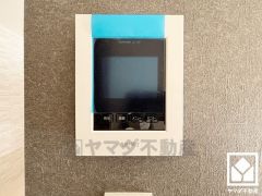 突然の来訪時でも安心なモニター付きインターホンを完備。お留守番中のお子様でも簡単に来訪者の確認ができます。