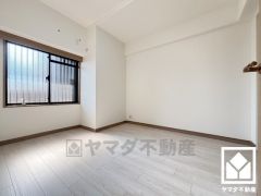 約5.4帖の洋室です。全居室に窓がございます。明るい陽光がたっぷり差し込む心地よい生活空間です。