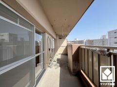 南東向きバルコニーで陽当たり、風通し良好。奥行きがあり広々としているため、お洗濯物をたっぷりと干す事ができます。