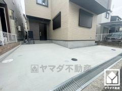 駐車スペースを2台分確保。重い荷物や雨の日の移動もスムーズで、快適なカーライフを実現。来客時にも便利です。（車種制限あり）