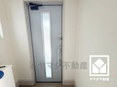 ドアのスリット窓から光が差し込み、外出時にも帰宅時にも、明るい気持ちになれる玄関です。