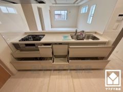 キッチン収納の多さもお料理を楽にしてくれるポイント。収納力豊富なフロアキャビネットがあり、スッキリとした空間が保てます。