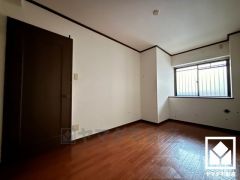 約6.7帖の洋室です。大きな窓からは明るい光が降り注ぎます。柔らかな光が差し込むお部屋で、快適で落ち着いた生活をお送りいただけます。